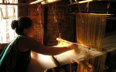 Mujer tejiendo en un telar antiguo