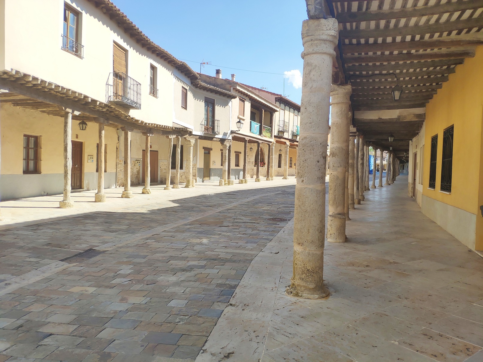 Ampudia, uno de los pueblos más bonitos de Palencia por sus calles porticadas y su imponente castillo