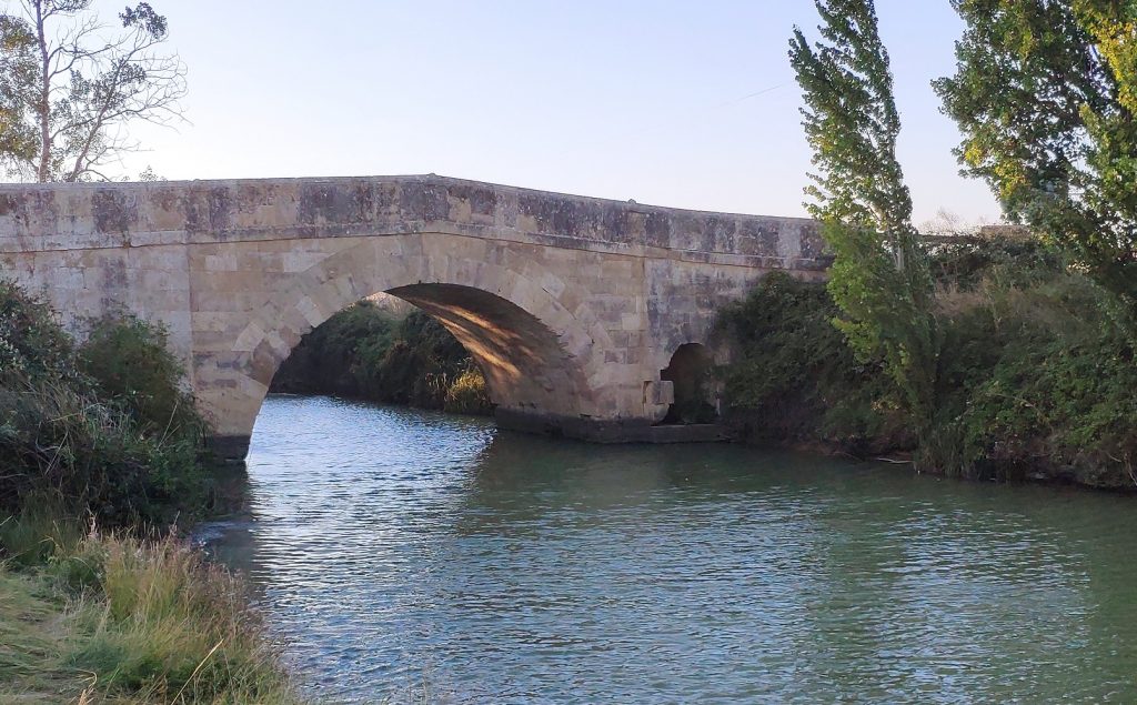 Puente sobre el Canal de Castilla en Villaumbrales, Palencia