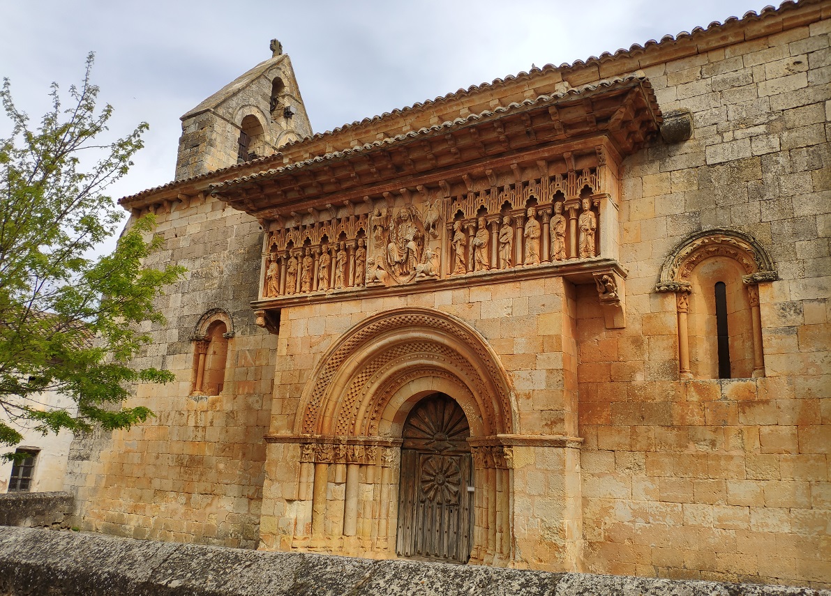 Iglesia de San Juan Bautista en Moarves de Ojeda, en la provincia de Palencia. Ejemplo del románico en la Ojeda
