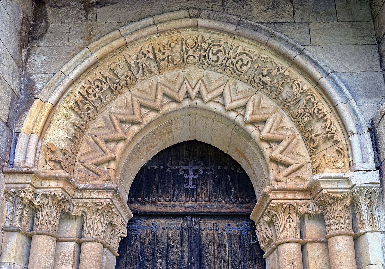Portada de la iglesia de Santa Eufemia de Cozuelos en Olmos de Ojeda (Palencia)