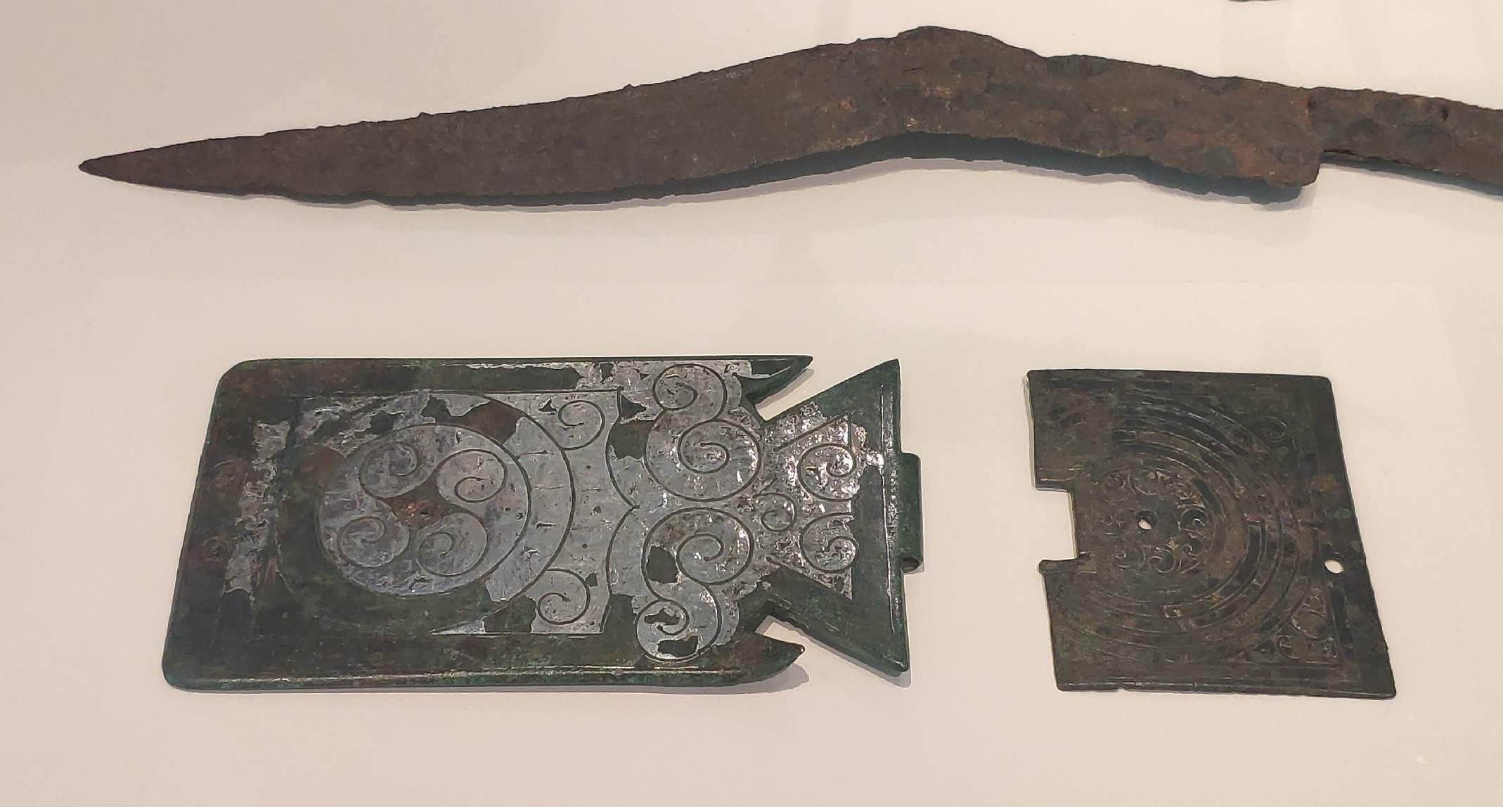 Broches de cinturón y cuchillo sacrificial (Paredes de Nava, Palencia)