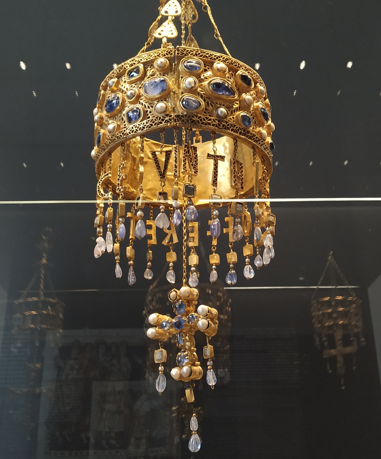 Tesoro de Guarrazar (Guadamur, Toledo) en el Museo Arqueológico Nacional de Madrid. Conjunto de coronas hechas a base de oro y piedras preciosas.