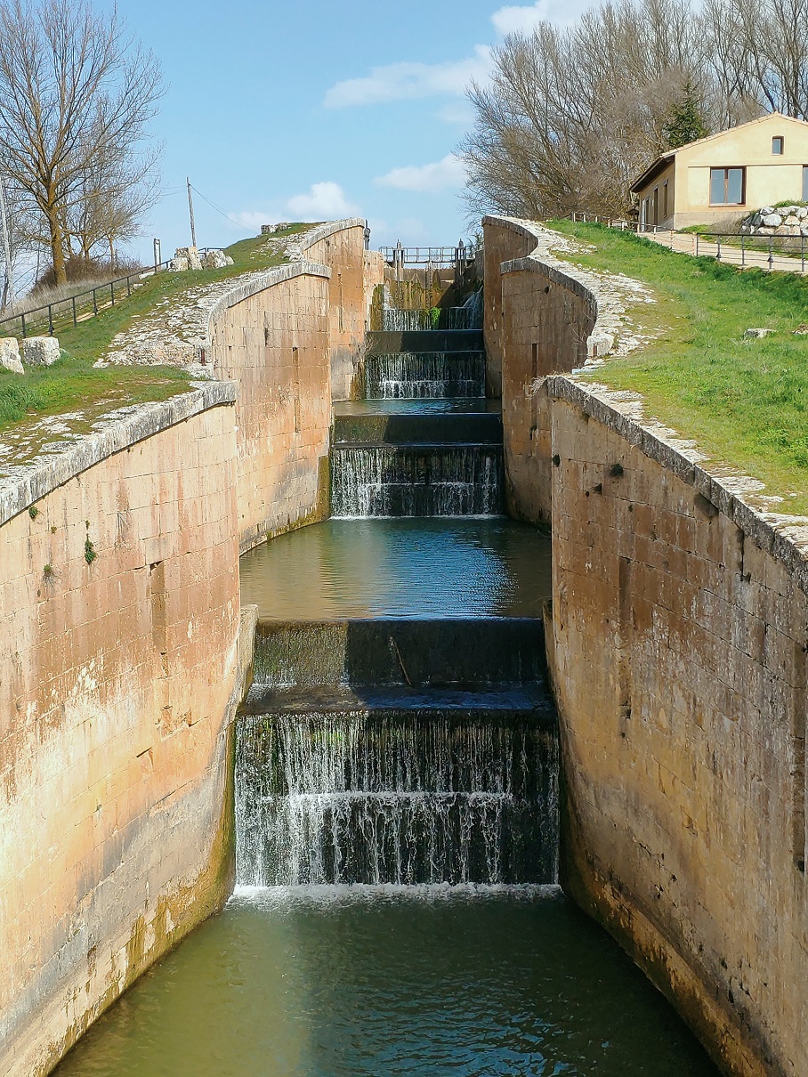 Cuatro esclusas consecutivas del Canal de Castilla en la localidad de Frómista