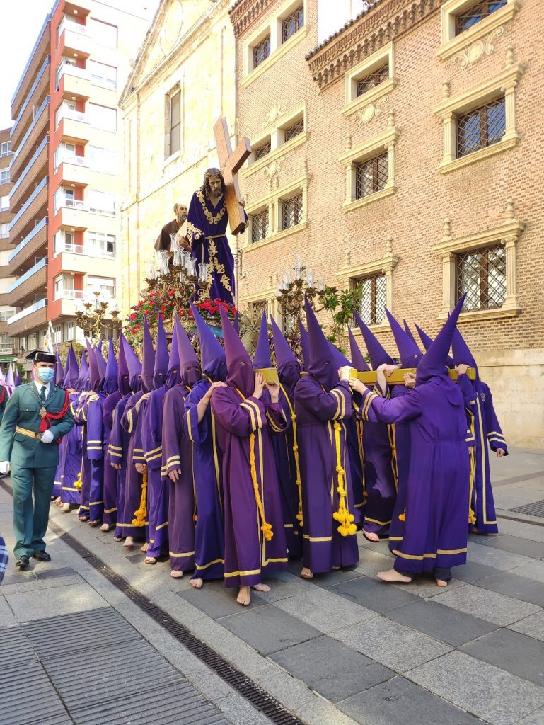Procesión de los Pasos en su recorrido por la Calle Mayor de Palencia