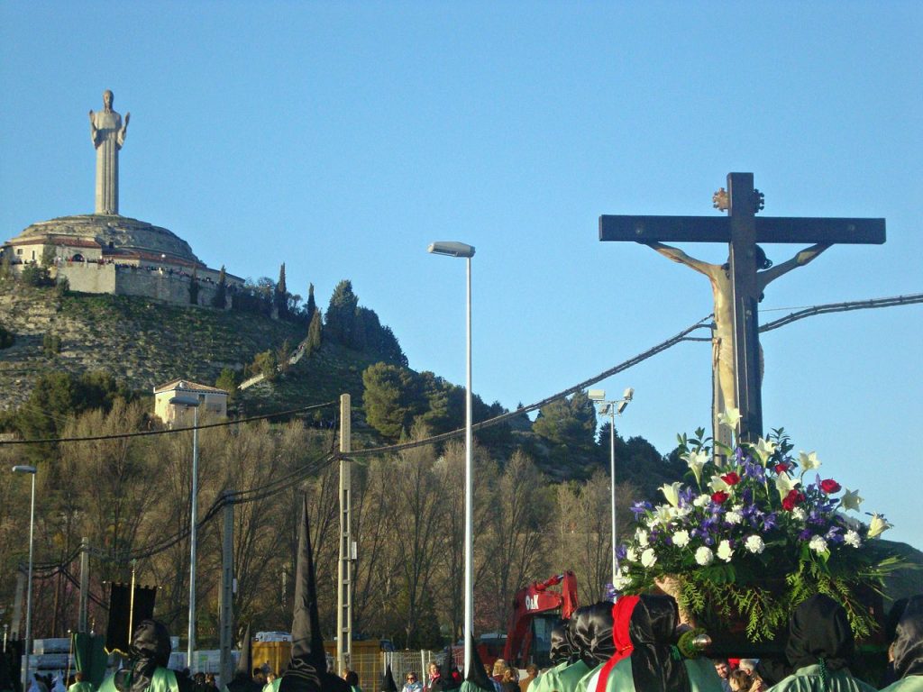 Processione della Settimana Santa a Palencia. Cristo del Otero en arrière-plan