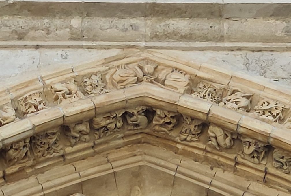 Alienígenas en una de las portadas de la Catedral de Palencia